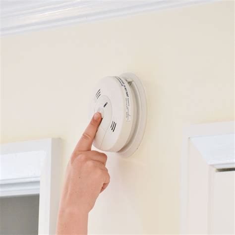 Battery operated with three aa batteries included. Kidde Smoke and Carbon Monoxide Alarm Review: All-In-One Unit