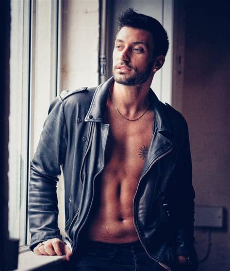 Giovanni pernice (urodzony 05 września 1990) to włoski tancerz i choreograf , znany jako open latin dance champion włoski (2012) i guinness world record uchwytem do jive kopnięć i kino. Giovanni Pernice - Bio, Age, Net Worth, Height ...