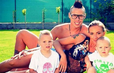 Marek hamsik is a midfielder and is 6' and weighs 161 pounds. Hamsik: "Sono un calciatore migliore da quando sono papà ...