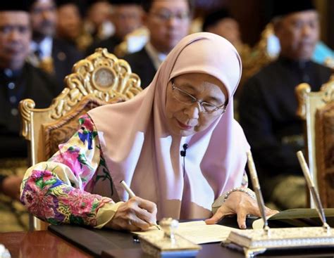 Sejak beberapa malam dulu dan kemuncaknya hari ini semua media massa cetak dan eletronik memaparkan kisah hidup dan perjuangan najib razak. Istri Anwar Ibrahim Dilantik Menjadi Perempuan Wakil PM ...