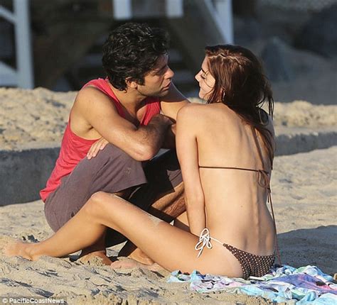 Adrian Grenier shares kiss with bikini-clad brunette on ...
