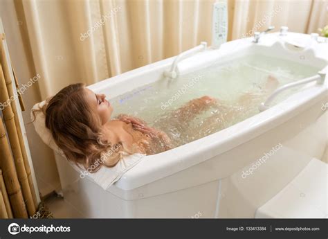 2 go télécharger la vidéo complète. Jeune fille belle, au jacuzzi, nue, détente spa ...