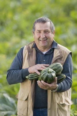 True to its name, this fungus covers plant leaves and stems with what looks like powdered sugar. How to Get Rid of Powdery Mildew on Zuchinni Plants | eHow ...