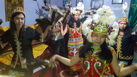 Talempong biasanya digunakan untuk mengiringi tarian pertunjukan atau penyambutan, seperti tari piring yang khas, tari pasambahan, tari alang suntiang pangulu dan tari gelombang. VIDEO Inilah Alunan Suara Alat Musik Sape Mengiringi ...