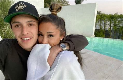 Die hochzeit von ariana grande und immobilienmakler dalton gomez fand geschützt vor den augen der öffentlichkeit in. Ariana Grande: Dalton Gomez ist ihr Traummann - FFH.de