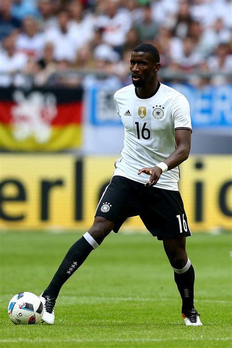 Who is the £34m defender coming in to bolster the chelsea back line? Antonio Rudiger to Chelsea: Roma defender refuses to rule ...