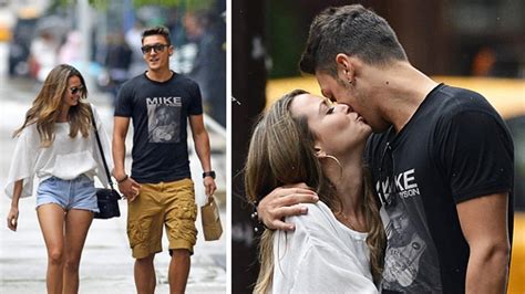 Aldatma iddiaları ile gündemde olan türk asıllı futbolcu mesut özil ile alman şarkıcı mandy capristo'nun yolları ayrıldı. Mandy Capristo und Mesut Özil: Verliebt in New York