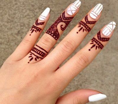 Ini sangat cocok bagi kamu yang pemula. Easy White Henna Design - gambar henna tangan simple dan bagus