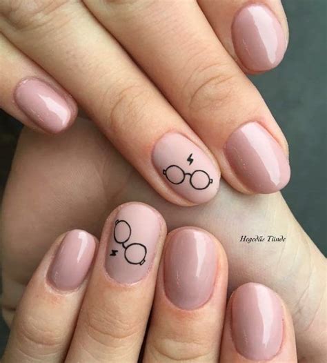 Manicure con esmaltes #semipermanentes de color blanco muestra sencillez y elegancia. 30 DISEÑOS DE LAS UÑAS ALMENDRADAS QUE AMARAS - SOY CATA ...