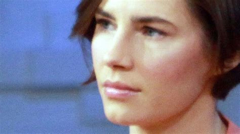 The true story of student killer amanda knox. Amanda Knox: Nun packt ihre Gefängnis-Wärterin aus ...