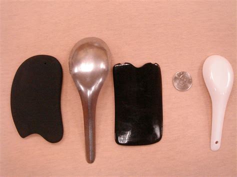 (traditional chinese medicine) to practise gua sha, a treatment involving repeated pressured strokes over lubricated skin with a smooth edge in order to release blood stasis. 阿嬌刮痧「皮像被撕掉」 醫師看不下去!詳解5大常見迷思 | ETtoday健康雲 | ETtoday新聞雲