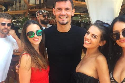 Latest on zenit st petersburg defender dejan lovren including news, stats, videos, highlights and more on espn. Dejan Lovren odmara na Hvaru, ali od obožavateljica ne ...