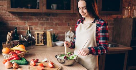 La sección aprender a cocinar nos ofrece información que puede ser de gran utilidad para todos los que nos cuesta un poco ponernos delante de los fogones. Cómo aprender a cocinar desde cero: consejos y trucos - NUMAR