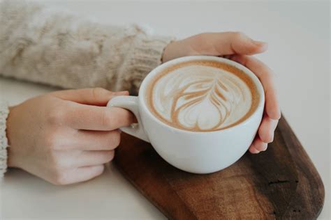 Mereka membuat es kopi yang dinamai dalgona coffee atau kopi dalgona, dan mempostingnya ke media sosial. Cara Membuat Kopi Dalgona Enak dan Nikmat - Infopedia