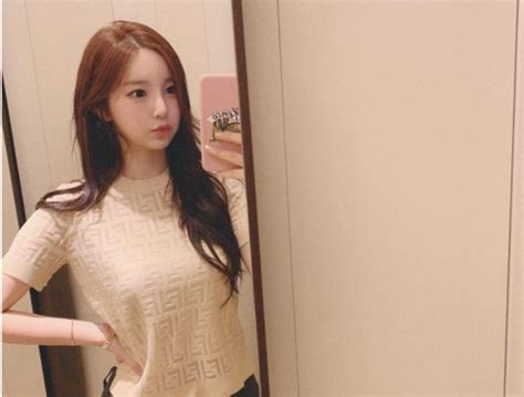 Born april 24, 1991 age 29) is a south korean comic artist (manhwaga), former model, and creator of true beauty on line webtoon. '여신강림' 야옹이 작가, 연봉만 3억원?