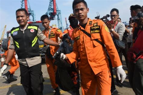 Jun 30, 2021 · kecelakaan pertama terjadi pada lion air jt 610 di indonesia pada oktober 2018 dan kedua terjadi pada 10 maret 2019 yang melibatkan ethiophian airlines. FOTO: Begini Proses Evakuasi Korban dan Serpihan Lion Air JT 610