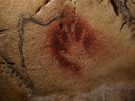 La grotte chauvet compte cinq mains négatives (toutes regroupées dans les salles rouges). EN IMAGES. Grotte Chauvet : une merveille de réplique - 27 ...