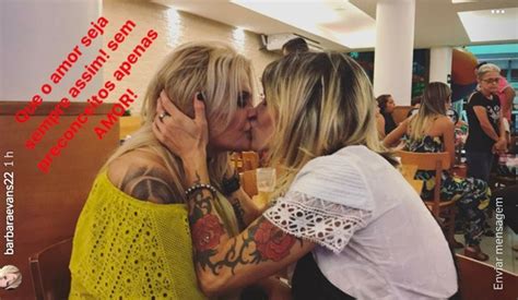 Eles se beijam escrita por callie. Monique Evans e Cacá Werneck se beijam em festa de família ...