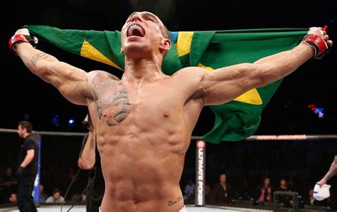 No ufc, mineiro alcançou um feito inédito, se tornando o primeiro lutador a vencer lutas em três categorias distintas: Lucas Mineiro abre UFC no Combate 2 com nocaute contra ...