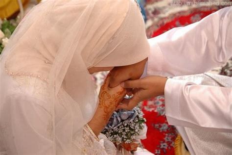 Tulisan ini bertujuan untuk menganalisis hadis nabi bernuansa misogini yang berisi tentang perintah istri bersujud kepada suami. Untuk Para Istri, Ini Cara Melayani Suami Menurut Islam ...