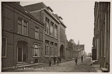 Op een helling van de monte ingino boven het italiaanse stadje gubbio vormen honderden lampen ook ieder jaar een enorme kerstboom. IJsselstein - Kloosterstraat 1938 | Ansichtkaart