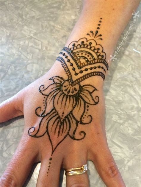 See more ideas about tattoos, henna, henna tattoo designs. Henna Muster Handgelenk