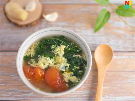 This soup has one other curious feature. Egg Trio Soup With Spinach - You can substitute any baby greens that you happen to have in your ...