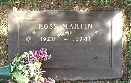 Cass elliot, tim rose ve james hendricks ile big 3'ün bir parçası olarak. The Grave of Ross Martin (photo)