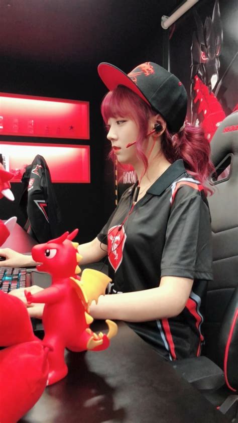 하늘색 슬립과 함께 보보의 호루라기 댄스! MSI 인벤 : 배틀그라운드 스트리머 BJ파이, MSI GH10 게이밍 이어셋 ...