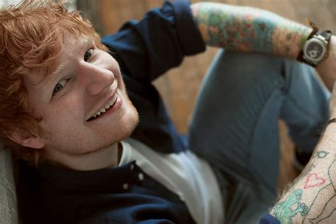 Sekitar 41,000 penonton terpesona dengan ed sheeran. Ed Sheeran first-ever tour in South Africa in March 2019