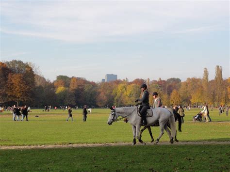 24/7 customer service · no booking fees · secure booking Bild "Reitweg" zu Englischer Garten in München