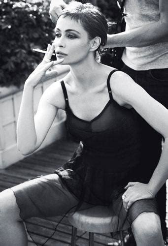 Emmanuelle beart toujours aussi impressionnante à l'écran, cependant tout son talent ne permet pas de rattraper un scénario trop faible et une mise en scène mielleuse. Emmanuelle Béart, la belle apprivoisée - Madame Figaro