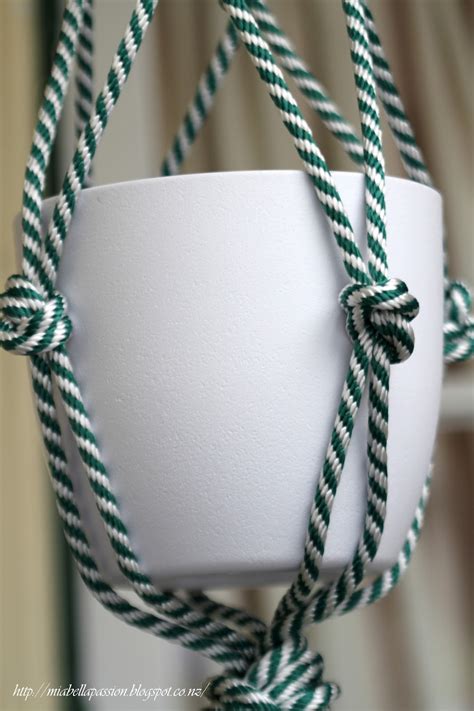 The number of rows required will, again, depend on the size of your pot. DIY Chunky Rope Pot Plant Hanger...