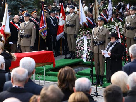 Jun 11, 2021 · córka bogusława lindy idzie w jego ślady. Kornel Morawiecki spoczął na warszawskich Powązkach ...