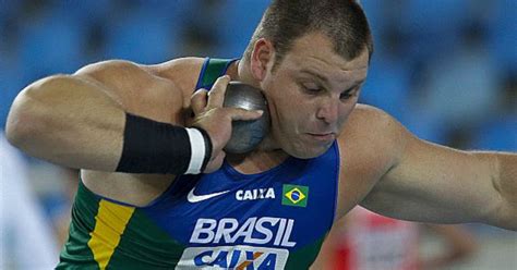 No arremesso, o atleta mantém o braço flexionado, apoiando o peso junto ao pescoço. Brasileiros do arremesso de peso, salto e distância e com ...