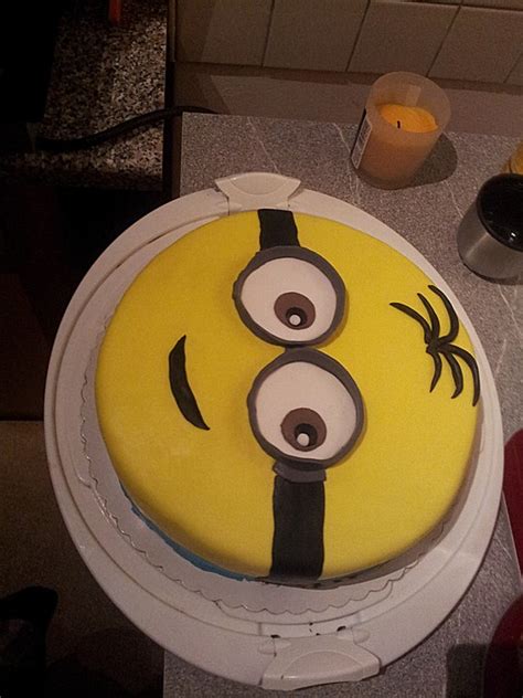 Einer davon wird am oberen rand so. Minion Torte von Linasbackwelt | Chefkoch