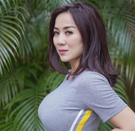 Tante ernie, tante pemersatu bangsa, tante cantik, tante seksi. Disorot Warganet, Tante Pemersatu Bangsa Asyik Joged ...