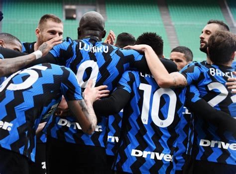 Festa inter con eriksen e hakimi: Serie A: Inter-Crotone 6-2