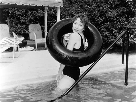 30 Sunning Vintage Photos of a Young Shirley MacLaine in the 1960s and 