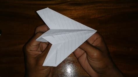 Kertas berat seperti kertas origami atau kertas kartu lebih disukai jika anda ingin menerbangkan pesawat di luar, khususnya di hari berangin. PESAWAT KERTAS PENGINTAI MALAM HARI - YouTube