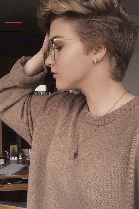 A closely cropped shorter hair in the back mixes with longer blonde layers at the top for a style that is the perfect balance between tomboy and feminine. #tomboyhairstyles in 2020 | Hair styles, Tomboy hairstyles, Androgynous hair
