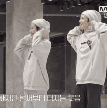 The group is composed of six members chosen by global viewers and one, sunoo , chosen by the producer bang si hyuk and directors son sung deuk, doobu, pdogg and wonderkid. Heeseung Sunoo GIF - Heeseung Sunoo Sunghoon - Discover ...