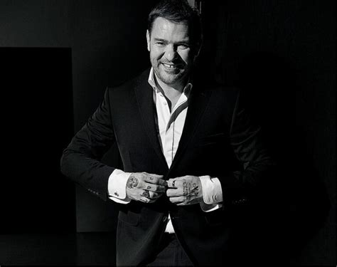Aktor, który jeszcze niedawno mówił, że szpara w zębach to jego znak firmowy, właśnie się jej pozbył. Tomasz Karolak - Diakowska Management