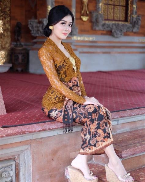 Model baju yang bold dari sentuhan kain tile membuat gamis ini memiliki volume lebih pada bagian rok. Kebaya | Wanita, Model pakaian wanita, Pakaian wanita