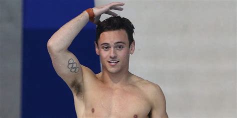 He now resides in london, england with his husband and british olympic diver tom daley. Tom Daley, ingresado en el hospital a dos días de su boda ...