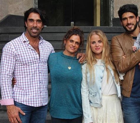 Estrella de las redes sociales y vegana, la joven diputada del partido verde ecologista de méxico se hace tiempo para ser también mamá, deportista y empresaria. ¿Quién es Gabriel Rojo de la Vega? | Clase