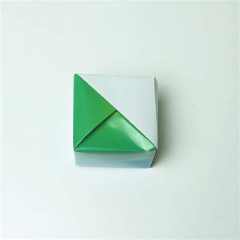 Schachtel falten in diesem beitrag zeige ich dir wie du eine wunderschöne origami schachtel aus einem quadratischen papier falten kannst. Schachtel falten | Schachtel falten, Schachtel und Origami ...