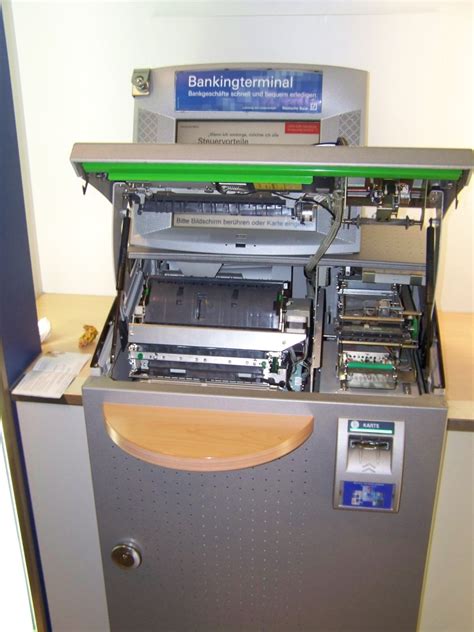 Entweder in papierform oder digital. Update Technik veranschaulicht: Der Überweisungsautomat ...