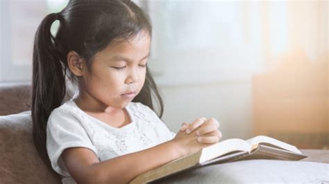 Gambar Orang Lagi Berdoa Di Gereja