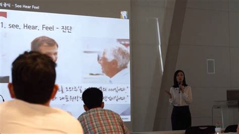 일반적인 교사는 고등학교까지의 학생을 가르치는 일을 전문으로 하지만, 교수는 대학교에서 학생을 가르치는 일 외에 학문을 연구하고 새로운 이론과 주장을 가지고 논문을 발표하는. 김영준 교수 '성공개원의 공식' 세미나 개최 - YouTube